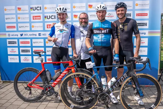 OK-Chef Hannes Hessnenberger und Ivan Basso mit den beiden Siegern.  | Foto: Christian Krutis/MeinBezirk