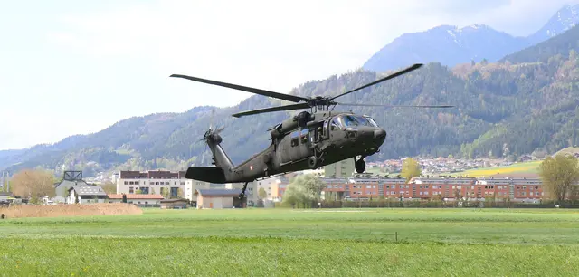 Im Anflug mit den Einsatzkräften eine Black Hawk der Austrian Army.