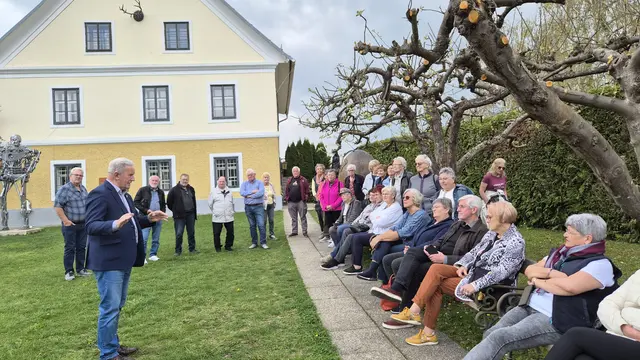 Arnold Schwarzeneggers Schulfreund und Museumsbetreiber Peter Urdl  erklärt vor dem ehemaligen Wohnhaus  die Geschichte und den Weg des erfolgreichen  Steirers  | Foto: MeinBezirk/Josef Strohmeier