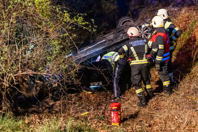 Das Auto überschlug sich und landete auf dem Dach. | Foto: FOTOKERSCHI / FRANZ PLECHINGER