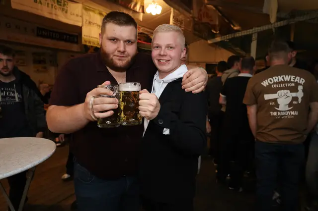 Tobias und Justin trinken auf einen fantastischen Partyabend. | Foto: Markus Bäumler/zema-medien.de