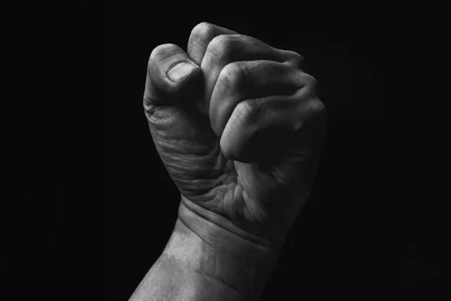 Zwei Unbekannte prügelten auf Gäste ein und flüchteten anschließend auf Skiern. | Foto: Symbolbild Adobe Stock/KTBonita