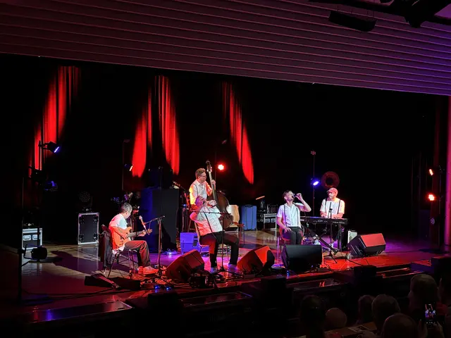 Vollen Einsatz auf der Bühne lieferten 5/8 in Ehr'n im Zwettler Stadtsaal ab. | Foto: Bernhard Schabauer