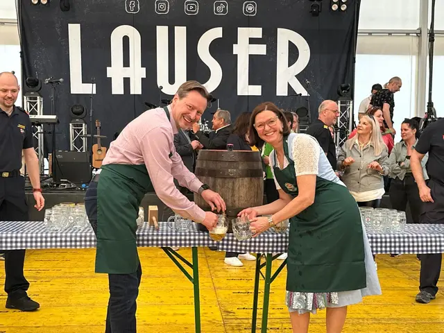 Den Bieranstich übernahmen Bürgermeister Rainer Handlfinger und Landtagsabgeordnete Doris Schmidl. | Foto: Jana Zuser