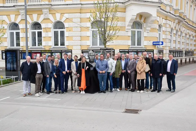 Bürgermeister Christian Haberhauer mit Gemeinde- und Sponsorenvertretern bei der Enthüllung des Kopfes der Designer Lukas Friedl und Sandra Friedl-Brenner am 13. April 2026 am Hauptplatz in der Stadt Amstetten. | Foto: Stadtgemeinde Amstetten