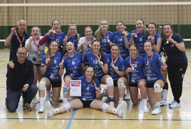 Die Damen mit den Meistermedaillen, Kapitänin Melanie Steiner mit dem Pokal. | Foto: Markus Mörwald