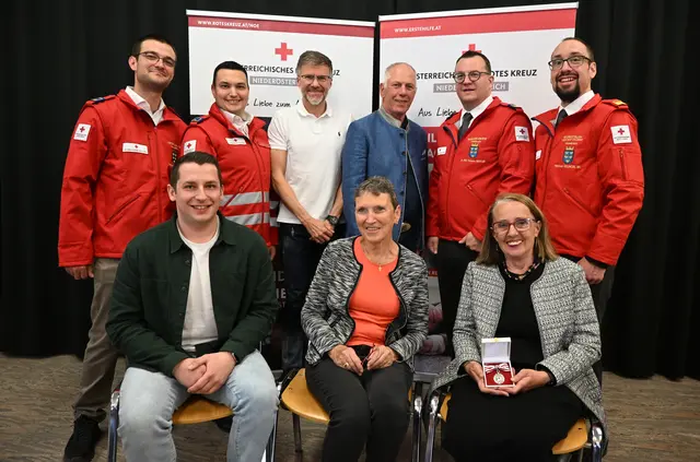 Benjamin Lederbauer, Felix Straub, Christoph Adler, Walter Steinhauser, Hildegard Mathias, Manfred Wöhrer, Thomas Nestler, Elisabeth Friedl, Michael Edlinger | Foto: Rotes Kreuz Mistelbach