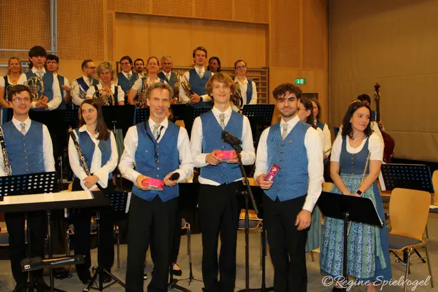  Kapellmeister Wolfgang Jakesch mit Florentin Reichert, der kürzlich die Dirigentenprüfung mit Bravour bestand und 2. Kapellmeister Jokobus Weichinger. 