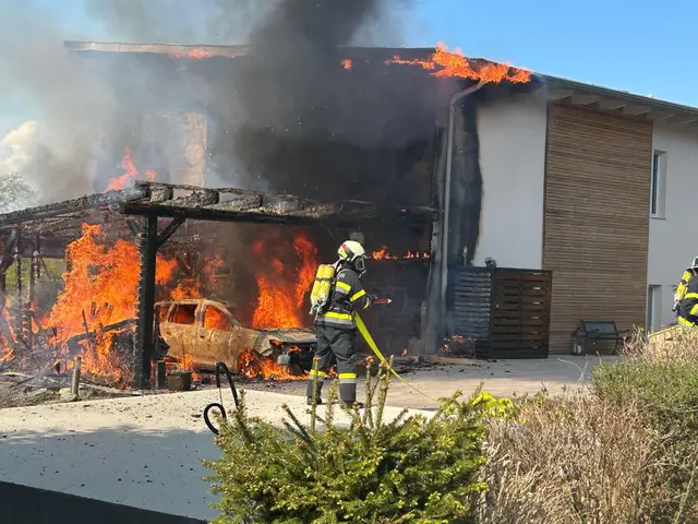 Beim Eintreffen der ersten Einsatzkräfte stand das Nebengebäude bereits in Vollbrand. | Foto: Feuerwehr Reifnitz