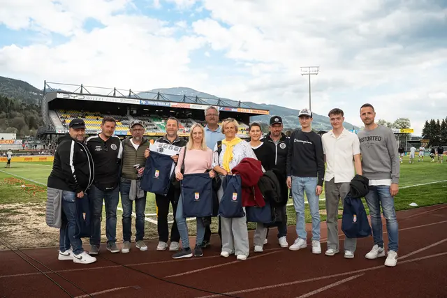 Der SK Kühnsdorf-Klopeinersee zu Gast beim RZ Pellets WAC: Gruppenfoto mit WAC-Profi Rene Renner (1.v.r.) | Foto: WAC | ADMIRAL