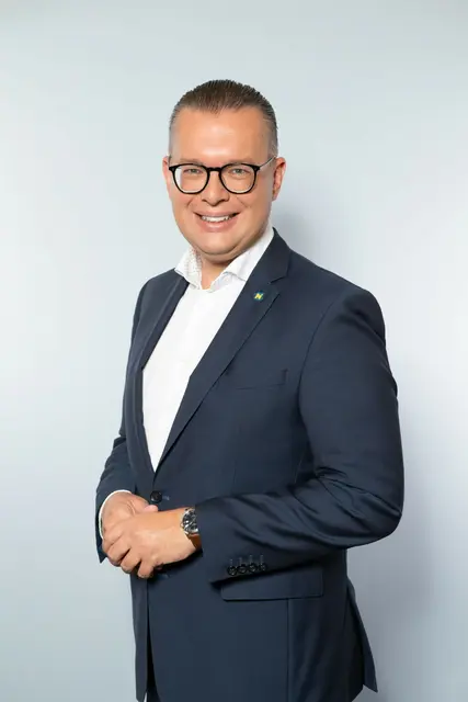 VPNÖ-Landesgeschäftsführer Matthias Zauner lobt Franz Stockers Haltung und Handschlagqualität. | Foto: ÖVPKlub/Nidetzky