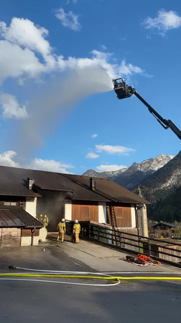 Brandbekämpfung von erhöhter Position über ein Hubrettungsgerät im Dachbereich. | Foto: Freiwillige Feuerwehr Scheffau