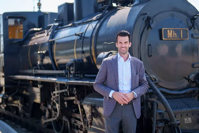 NÖ Verkehrslandesrat LH-Stellvertreter Udo Landbauer mit der Dampflok Mh.1 der Waldviertelbahn, die heuer ihr 120-jähriges Jubiläum feiert. | Foto: NÖVOG/Bollwein