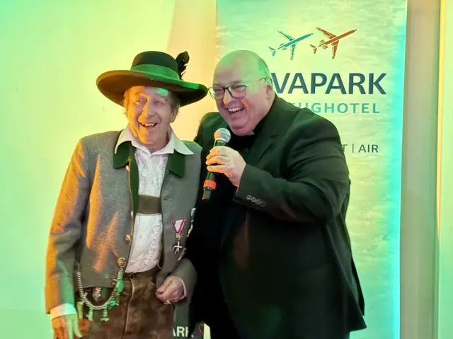 Pfarrrer Franz Brei nahm Alex Rehak die "Beichte" ab. | Foto: Gaube