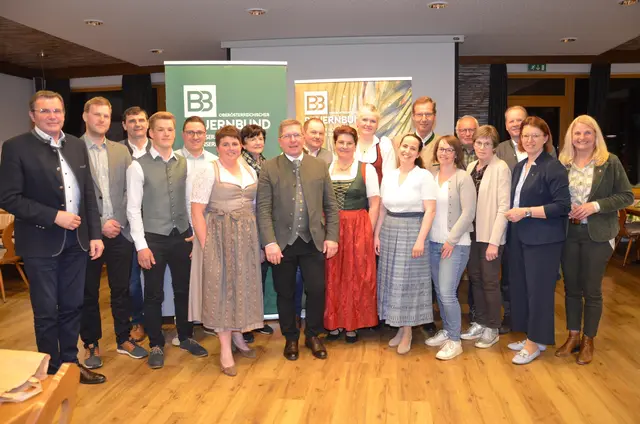 Landtagsabgeordneter Georg Ecker, Bezirksobmann-Stellvertreter Markus Hofer, Jungbauern-Bezirksvertreter David Lanzersdorfer, Bezirksbäuerin Michaela Märzinger, Bezirksobmann Bürgermeister Martin Mairhofer, Bezirksobmann- und Bezirksbäuerin-Stellvertreterin Petra Pichler, Katrin Hartl, Barbara Eisner, Maria Höfler, OÖ Bauernbund Landesobfrau Michaela Langer-Weninger, Landtagsabgeordnete. Bezirksparteiobfrau Gertraud Scheiblberger, Bezirksobmann-Stellvertretr Johannes Haselgruber, Philipp Leitenmüller, Maria Pühringer, Georg Gahleitner, Bezirksbäuerin-Stellvertreterin Melanie Studener, Altbauern-Bezirksvertreter Karl Kapfer, Franz Höppe und Bauernbund-Direktor Wolfgang Wallner. | Foto: OÖ Bauernbund