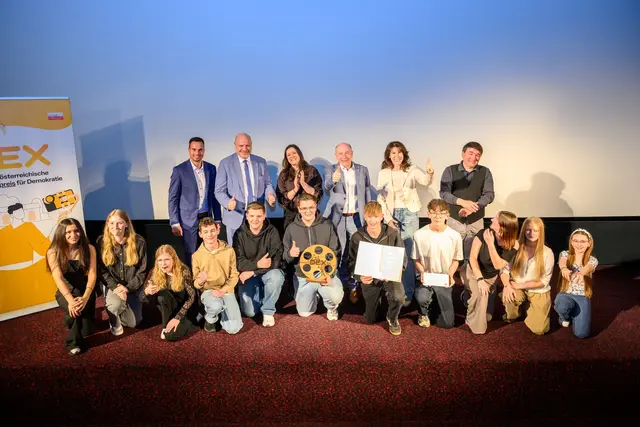 DEX-Hauptpreisgewinner 2026 MS Obernberg mit Pädagoge Johannes Eichsteininger und den Vertreterinnen und Vertretern des OÖ. Landtags.   | Foto: Werner Kerschbaummayr