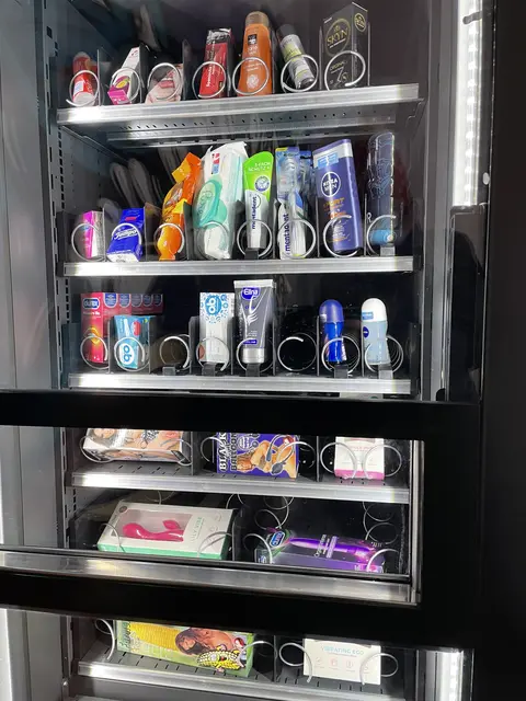 Hygieneartikel wie Deo und Zahnbürste finden sich in diesem Automaten, wie auch Vibratoren. Das Sortiment ist je nach Kiosk Lage unterschiedlich. Es wird jedoch auf Jugendschutz geachtet, weshalb in der Nähe von Schulen etwa kein Sexspielzeug verkauft wird.  | Foto: sm