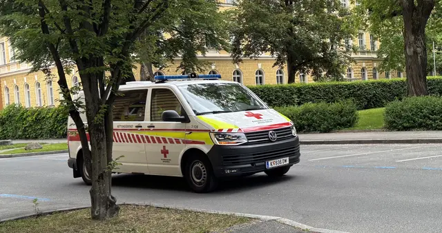 Schwerer Unfall an der Kreuzung fordert drei Verletzte