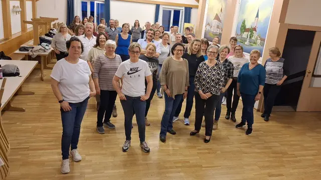 Rund 40 Teilnehmer nutzten die erste Schnupperstunde, um sich mit dieser choreografierten Tanzform vertraut zu machen. | Foto: Marktgemeinde Langau