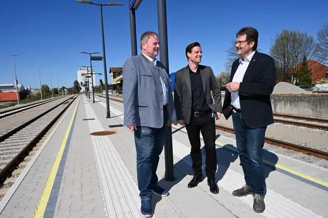 Die Gemeindeverantwortlichen am Bahnhof. Stadträte Manfred Daniel und Reinhard Litschauer und Bürgermeister Gerhard Lentschig. | Foto: Hohenegger
