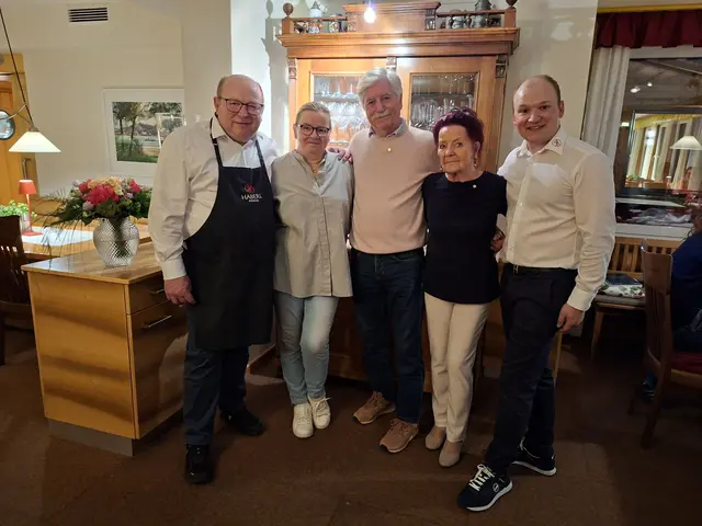 Alfred (l.), Cornelia (2.v.l.) und Maximilian Haberl (r.) bedankten sich bei Albert und Inge Klein für ihre langjährige Treue. | Foto: Simone Süß/TVB Salzkammergut