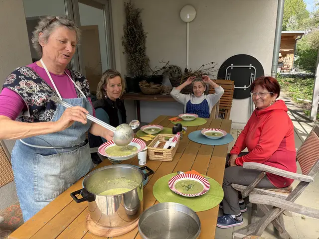 Auch für das leibliche Wohl war bestens gesorgt: Alexandra Keckstein li. im Bild, verwöhnte uns mit viel Herzlichkeit. Neben Kaffee und Kuchen durften wir eine köstliche, selbst zubereitete Bärlauchcremesuppe genießen – ein kulinarisches Highlight, das die angenehme Atmosphäre perfekt abrundete.