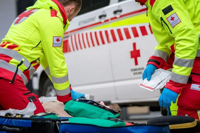 Nach einem medizinischen Notfall soll die 55-Jährige rechts von der Fahrbahn abgekommen sein. (Symbolfoto) | Foto: Bernhard Knaus