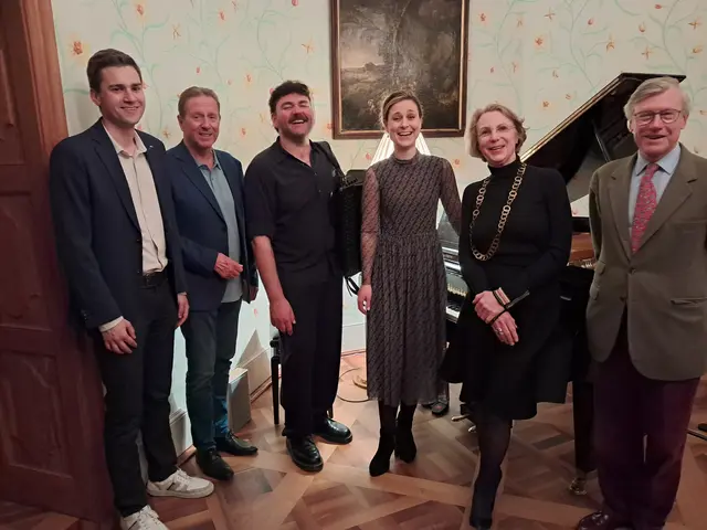 Vizebürgermeister Alexander Leutgeb (Liste ZBTA), Andreas Teufl (Jeunesse Zwettl), Alexander Christof (Akkordeon), Thais-Bernarda Bauer (Klavier), Gabriele Walderdorff und Georg Walderdorff (v.l.). | Foto: Jeunesse Zwettl