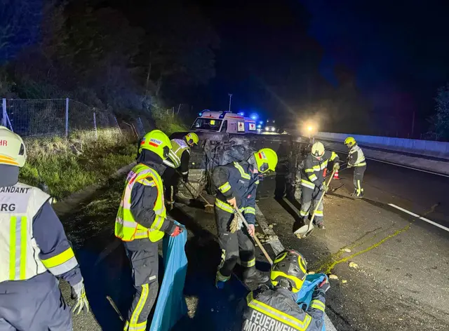 Während der Bergungsarbeiten war die Autobahn gesperrt. | Foto: FF Mooskirchen