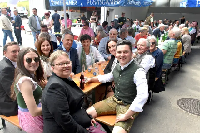 Familie Pierer, Mitarbeiter und Gäste feierten gemeinsam ein ausgelassenes Fest. | Foto: MeinBezirk/Helmut Riedl
