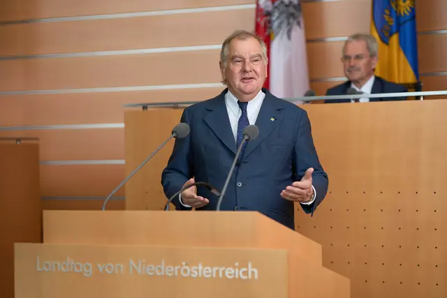 Landtagsabgeordneter und Stadtrat Franz Dinhobl betont das große Wirken von Franz Stocker. | Foto: Land NÖ