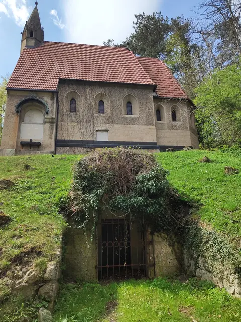 Am Fuß der Kapelle ist eine Art Erdkeller... | Foto: I. Wozonig 