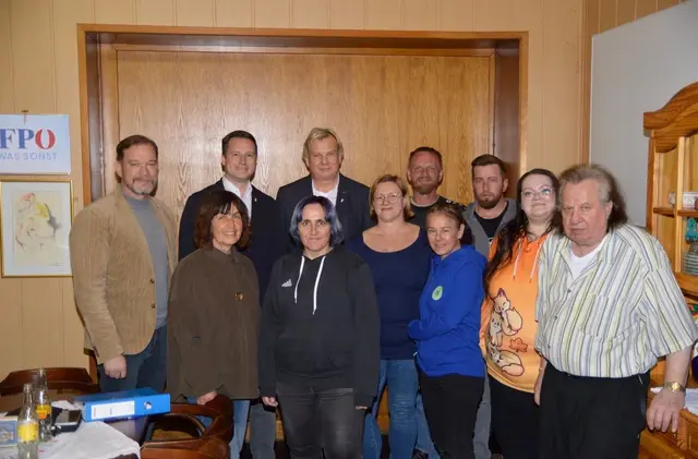 Die FPÖ Wörterberg hat ihren amtierenden Ortsparteiobmann Josef Fürbass (hinten, 3. von links) in seiner Funktion bestätigt. | Foto: FPÖ