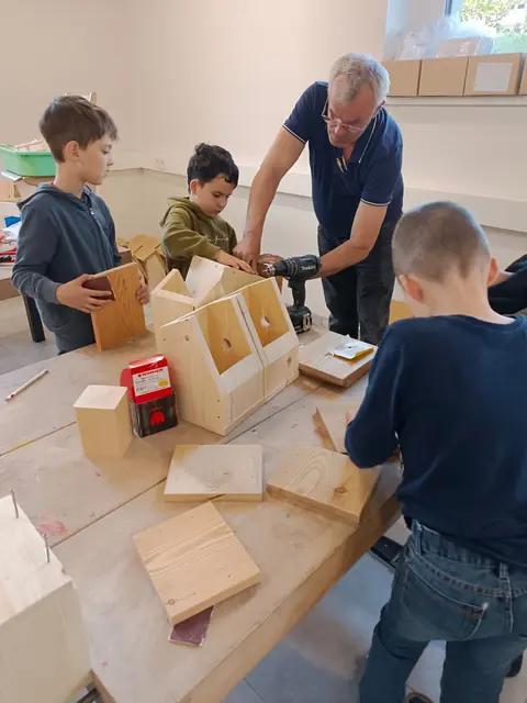 Die Kinder bekamen auch Unterstützung von einheimischen Firmen. | Foto: Michaela Freisinger