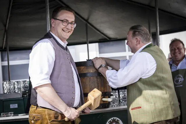 Bürgermeister Johannes Manglberger beim Festbieranstich. | Foto: designreich.at/Daniel Reichinger