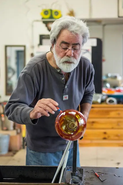 Der in Schärding lebende Glaskünstler Helmut W. Hundstorfer ist mittlerweile so bekannt, dass bei einer Ausstellung in Tokyo alle Glasobjekte so schnell verkauft waren, dass er die geplanten Ausstellungen in zwei weiteren japanischen Städten absagen musste. | Foto: Elisabeth Hofinger