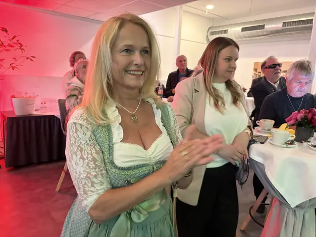Die Künstlerin Sabine Schilcher-Asen als Fan von Alex Rehaj | Foto: Gaube