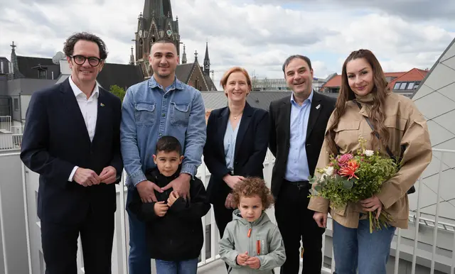 Bezirksvorsteher Markus Reiter (Grüne), Bezirksvorsteher-Stellvertreter Senad Lacevic (SPÖ), Wohnbaustadträtin Elke Hanel-Torsch (SPÖ) mit den neuen Mieterinnen und Mietern. | Foto: Sade Jerabek/MeinBezirk