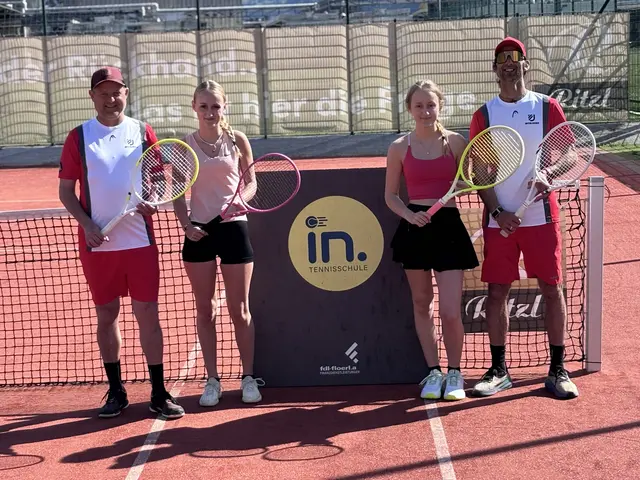 V.l. Daniel Stiegler, Lisa und Marie Freystätter und Reinhard Mitterer vom TC Fügen.  | Foto: Haun