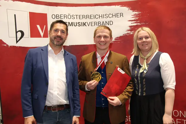 Kapellmeister Martin Zwicklhuber vom Musikverein Voitsdorf mit Landeskapellmeister Günther Reisegger (li.)und Blasmusiverband-Bezirksobfrau, Stefanie Meiseleder. | Foto: Staudinger