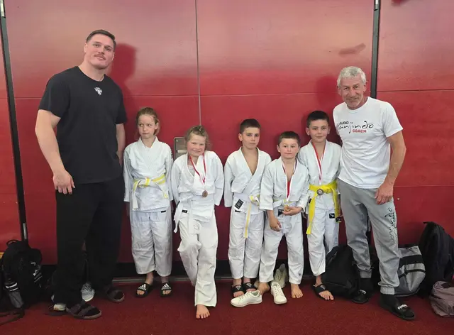 Die jungen, erfolgreichen Nachwuchskämpferinnen und Nachwuchskämpfer mit ihren Trainern. | Foto: Sanjindo