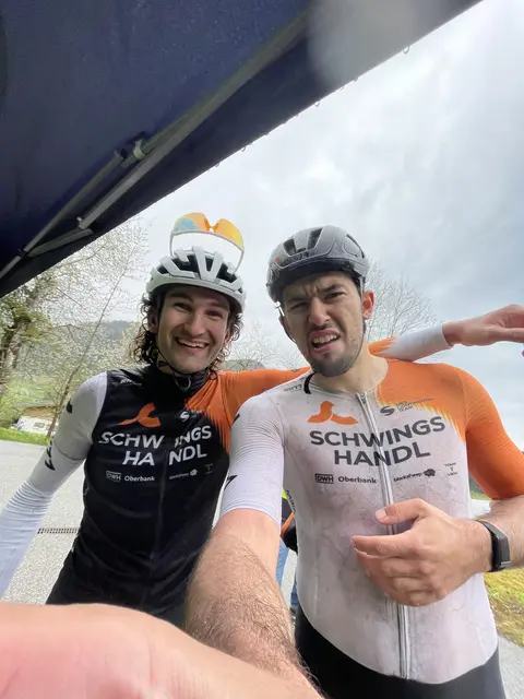 Im Ziel: Wolfmayr und Breitenfellner nach der Regenschlacht.  | Foto: Schwingshandl Cycling