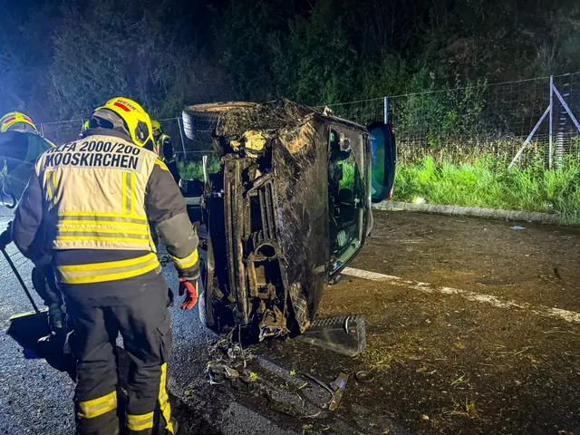 Die Feuerwehren stellten das Unfallfahrzeug wieder auf, das dann abgeschleppt wurde. | Foto: FF Mooskirchen