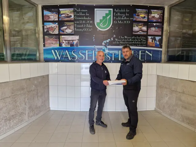 Bürgermeister Markus Haid (re.) und Wassermeister Gerhard Abentung arbeiten ein einem Jahrhundertprojekt.