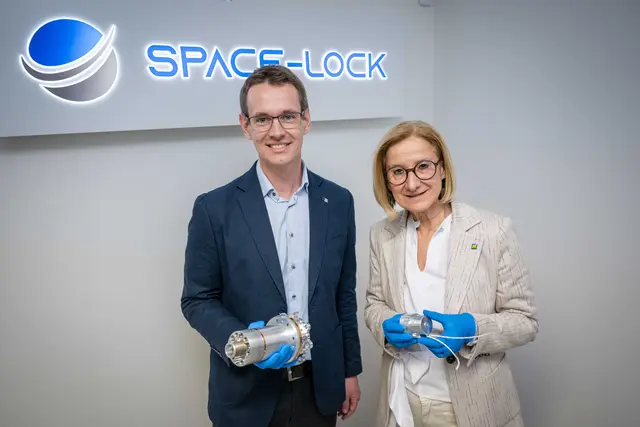  Landeshauptfrau Johanna Mikl-Leitner mit Space-Lock-Geschäftsführer Florian Günther. | Foto: NLK Pfeffer