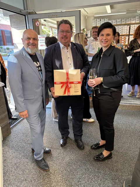 WKO Regionalstellenobmann Christian Sommerbauer (mitte), mit Dietmar und Alexandra Peinsipp. | Foto: Johann Taucher