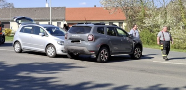 Auf der B35 bei Eggenburg kam es am 17. April 2026 zu einem Verkehrsunfall im Kreuzungsbereich Richtung Zogelsdorf. | Foto: FF Eggenburg