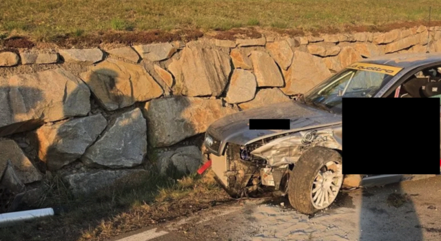 Fahrzeug bei Crash mit Steinmauer völlig zerstört