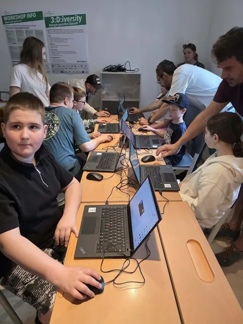 Besucherinnen und Besucher konnten sich vor Ort ein Bild von aktuellen Projekten und Initiativen im MINT-Bereich machen. | Foto: SPÖ Golling