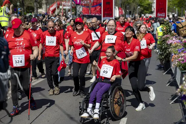 Die rund 1.000 Teilnehmer:innen setzten beim Coca-Cola Inclusion Run ein zeichen für Inklusion. | Foto: Coca-Cola/Martin Steiger